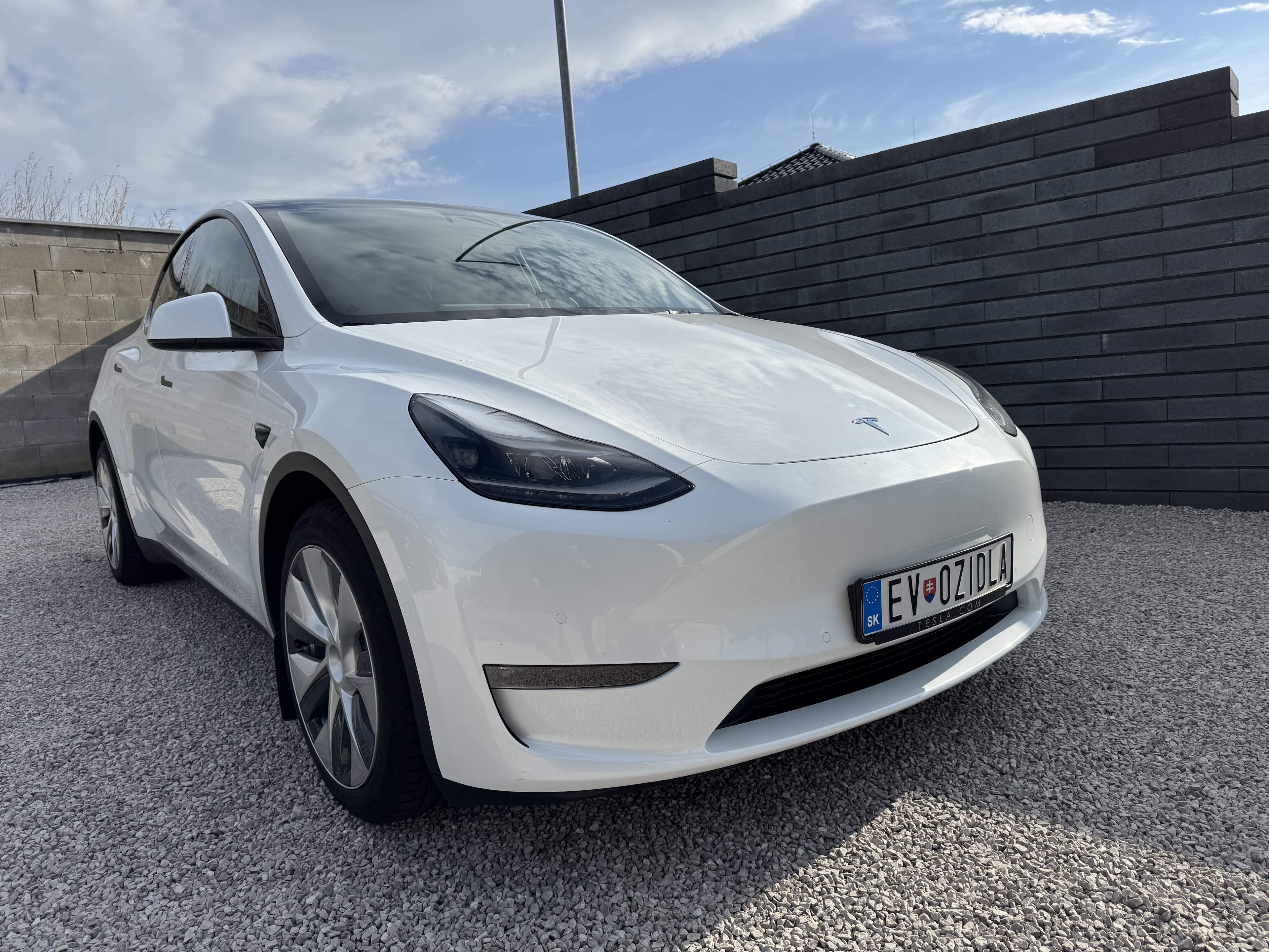 Tesla Model Y Long Range AWD- Dual Motor
